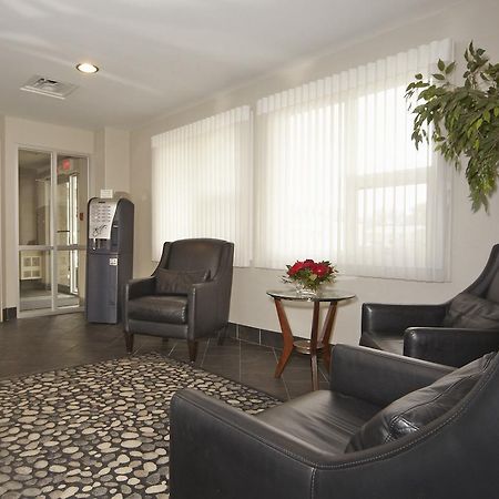Colonial Square Inn & Suites サスカトゥーン エクステリア 写真