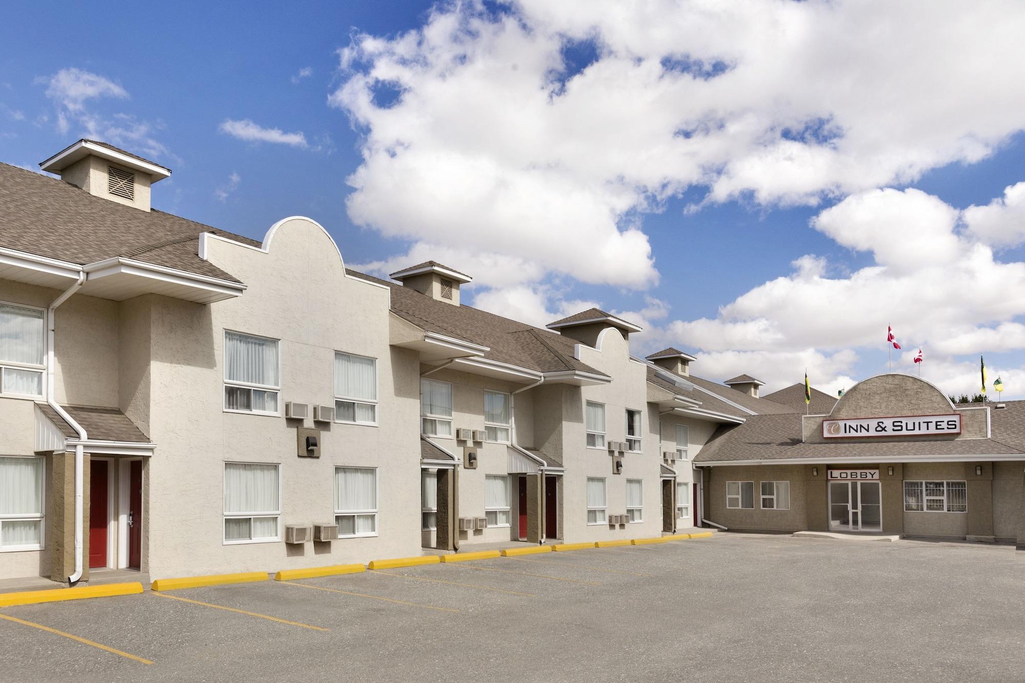 Colonial Square Inn & Suites サスカトゥーン エクステリア 写真