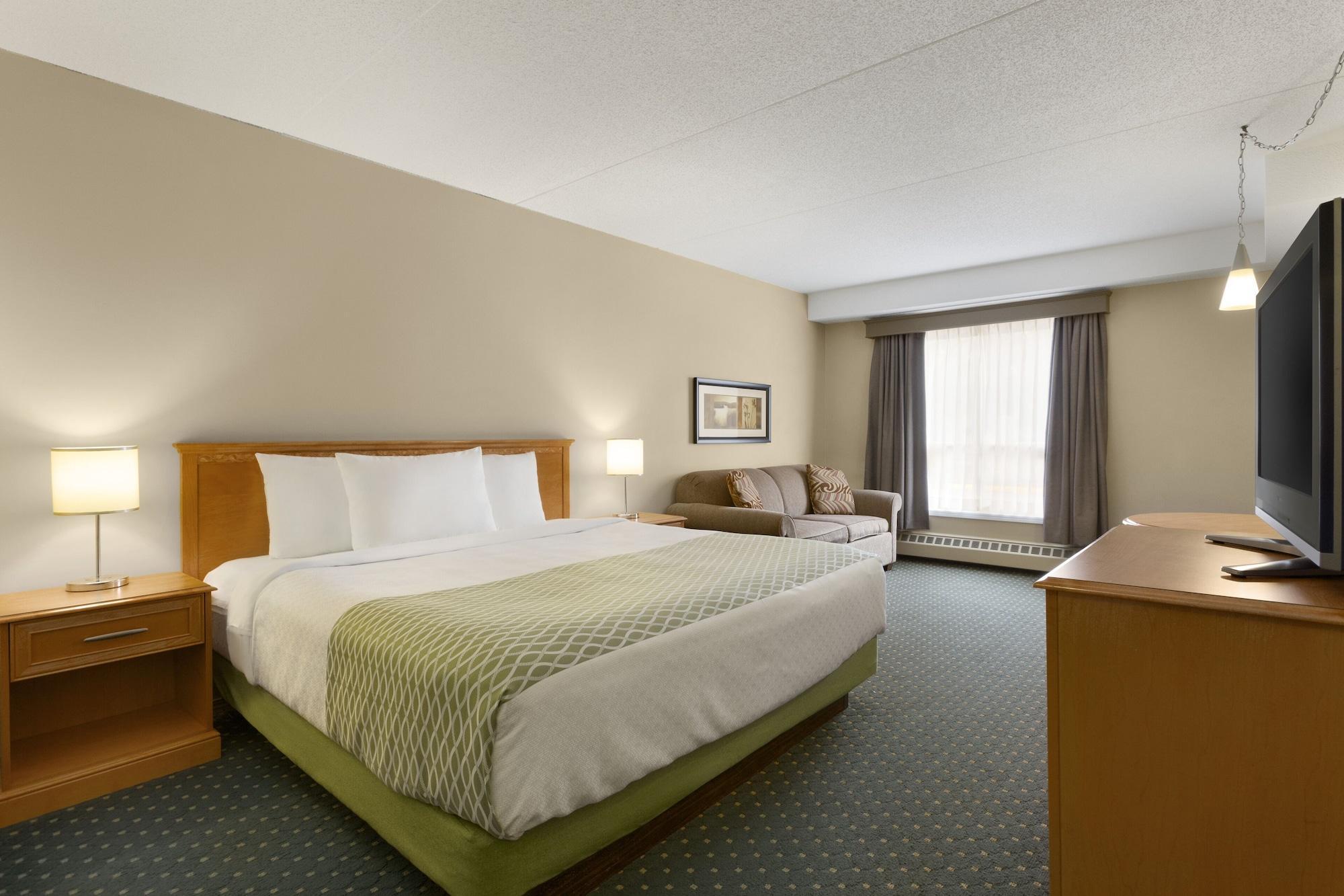 Colonial Square Inn & Suites サスカトゥーン エクステリア 写真