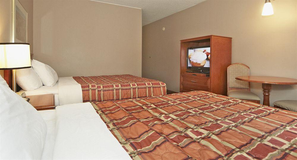 Colonial Square Inn & Suites サスカトゥーン エクステリア 写真