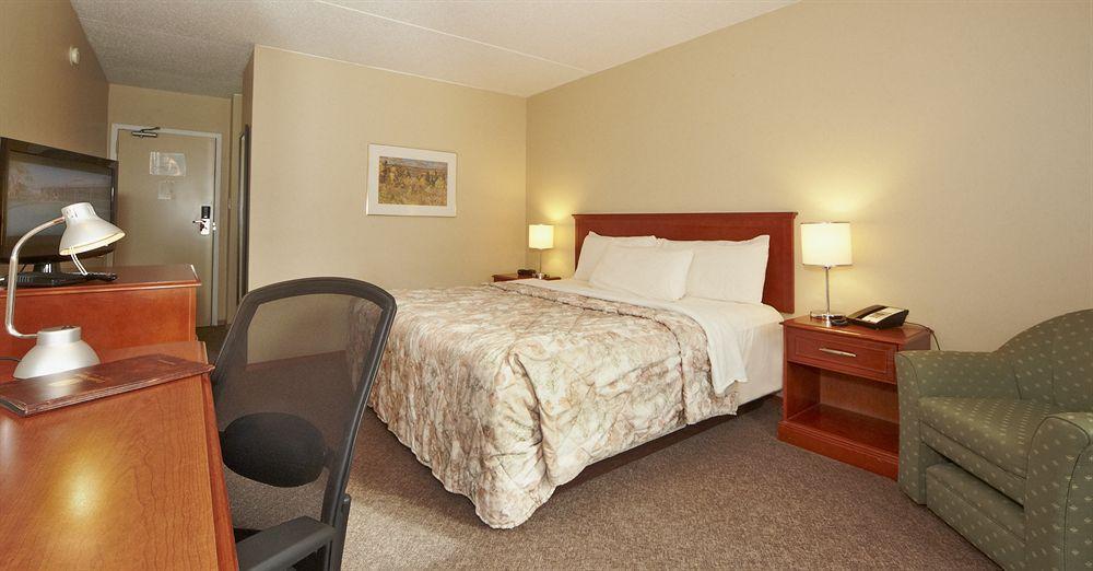 Colonial Square Inn & Suites サスカトゥーン エクステリア 写真