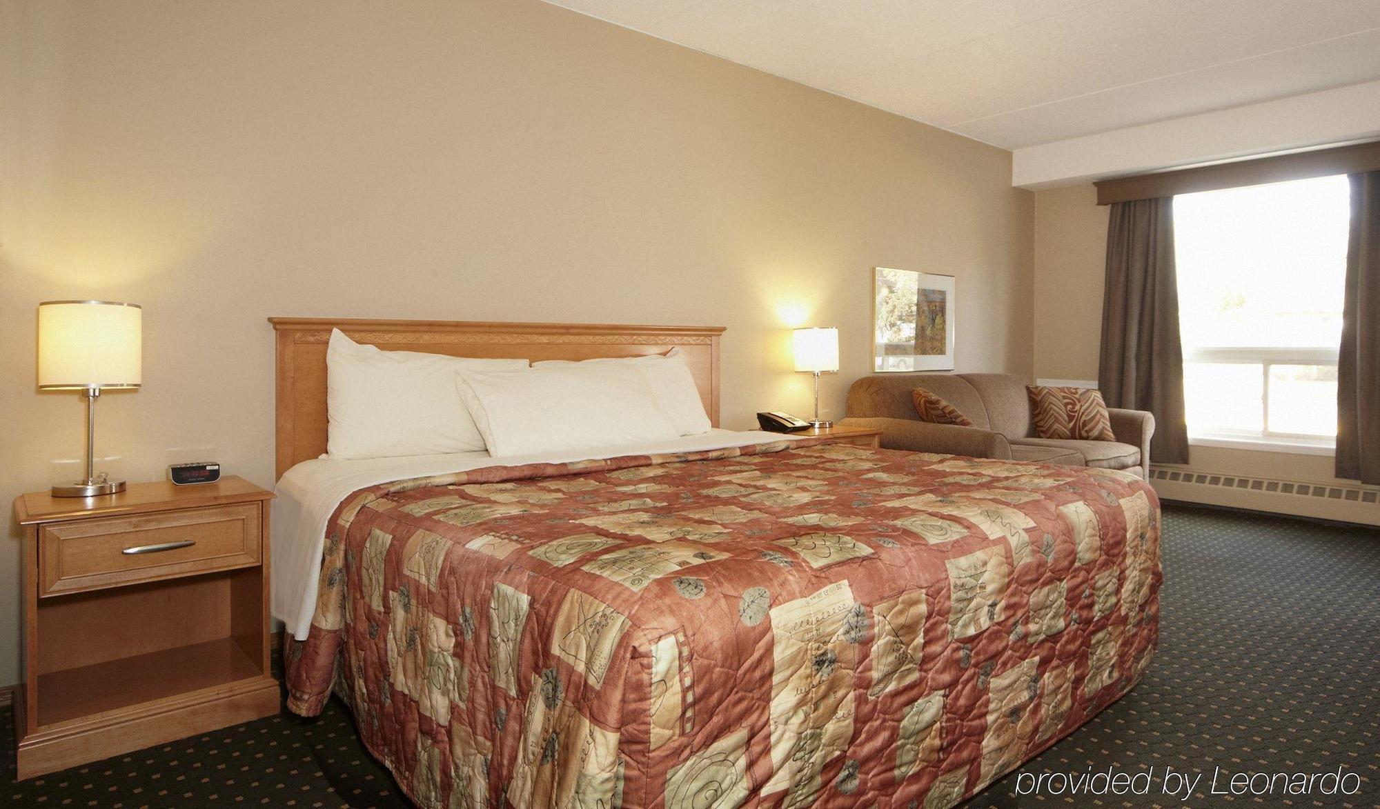 Colonial Square Inn & Suites サスカトゥーン エクステリア 写真