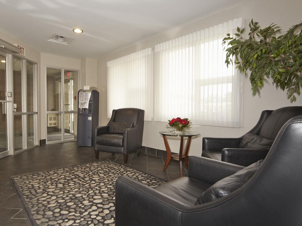 Colonial Square Inn & Suites サスカトゥーン エクステリア 写真