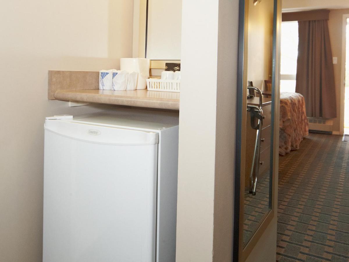 Colonial Square Inn & Suites サスカトゥーン 部屋 写真